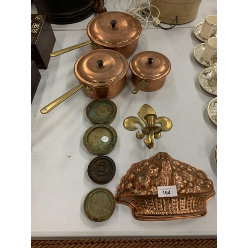 164 - A QUANTITY OF BRASS AND COPPERWARE TO INCLUDE THREE SAUCEPANS AND A JELLY MOULD