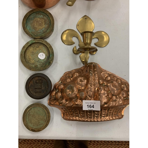 164 - A QUANTITY OF BRASS AND COPPERWARE TO INCLUDE THREE SAUCEPANS AND A JELLY MOULD