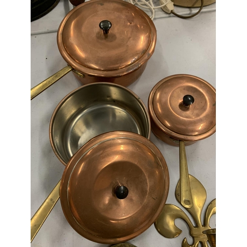 164 - A QUANTITY OF BRASS AND COPPERWARE TO INCLUDE THREE SAUCEPANS AND A JELLY MOULD