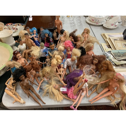 171 - A LARGE QUANTITY OF BARBIE DOLS TO INCLUDE 'KENS' ETC