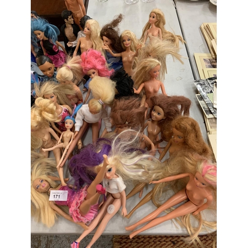 171 - A LARGE QUANTITY OF BARBIE DOLS TO INCLUDE 'KENS' ETC