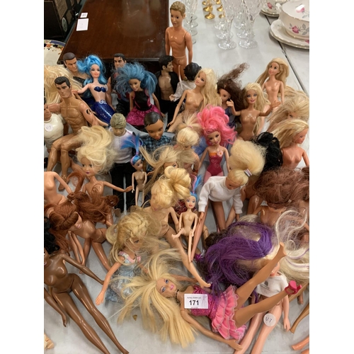 171 - A LARGE QUANTITY OF BARBIE DOLS TO INCLUDE 'KENS' ETC