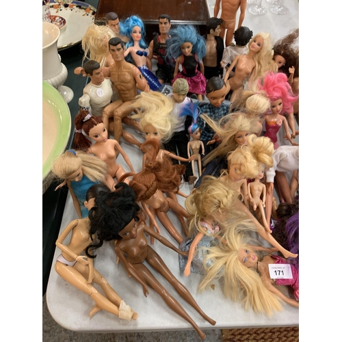 171 - A LARGE QUANTITY OF BARBIE DOLS TO INCLUDE 'KENS' ETC