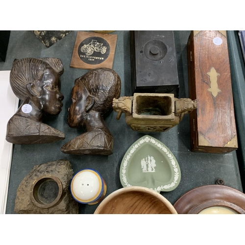 82 - AN ECLECTIC ASSORTMENT OF TREEN, CERAMIC AND STONE WARE TO INCLUDE A WEDGWOOD DISH AND A FIGURE OF A... 