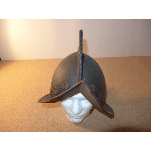 318 - A MORION HELMET WITH BRASS DECORATION, LENGTH 38CM, HEIGHT 28CM, WITH PLUME SOCKET