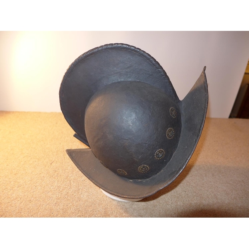 318 - A MORION HELMET WITH BRASS DECORATION, LENGTH 38CM, HEIGHT 28CM, WITH PLUME SOCKET