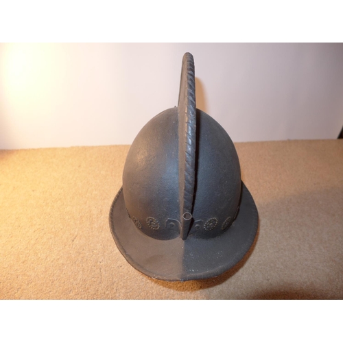 318 - A MORION HELMET WITH BRASS DECORATION, LENGTH 38CM, HEIGHT 28CM, WITH PLUME SOCKET