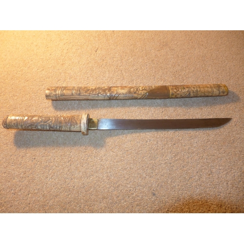 320 - A JAPANESE WAKIZASHI, 30CM BLADE, WITH CARVED BONE GRIP AND SCABBARD