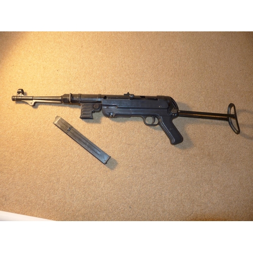 321 - A REPRODUCTION, NON FIRING DENIX GERMAN MP40 SCHMEISSER SUB MACHINE GUN WITH FOLDING STOCK, LENGTH 8... 