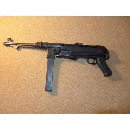 321 - A REPRODUCTION, NON FIRING DENIX GERMAN MP40 SCHMEISSER SUB MACHINE GUN WITH FOLDING STOCK, LENGTH 8... 