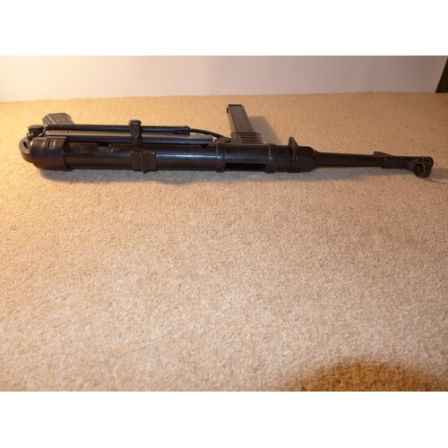 321 - A REPRODUCTION, NON FIRING DENIX GERMAN MP40 SCHMEISSER SUB MACHINE GUN WITH FOLDING STOCK, LENGTH 8... 