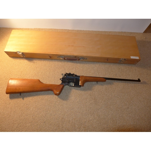 352 - A NON FIRING COPY MAUSER C96 CARBINE, LENGTH 89CM, TOGETHER WITH A WOODEN CASE