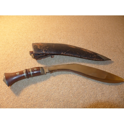 361 - A KUKRI KNIFE, 30CM BLADE, LEATHER SCABBARD WITH TO KARDA KNIVES