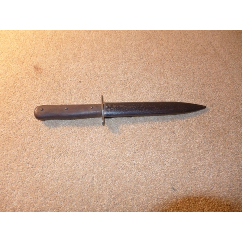 364 - A FIGHTING KNIFE, 17CM BLADE STAMPED 43, COMPLETE WITH METAL SCABBARD