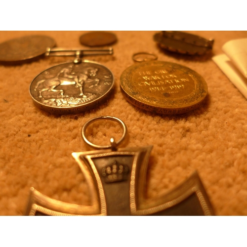 365 - A WORLD WAR I MEDAL PAIR AWARDED TO 39360 PRIVATE H QUARMBY OF THE WEST RIDING REGIMENT, IMPERIAL GE... 