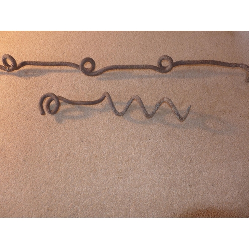 369 - A WORLD WAR I BARBED WIRE SPIRAL STEEL POST, LENGTH 157CM, AND A SMALLER POST, LENGTH 43CM, REPUTEDL... 