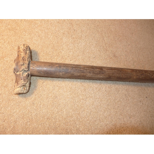 371 - A WORLD WAR I BRITISH SPADE STAMPED WOLF 1915, REPUTEDLY FOUND AT THE SOMME