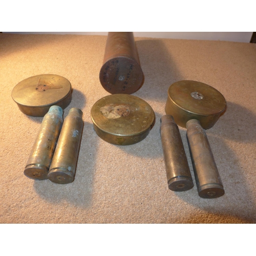 377 - A LARGE SHELL CASE, HEIGHT 37CM, THREE SHELL BASES CONVERTED TO ASHTRAYS AND FOUR SMALL SHELL CASES ... 