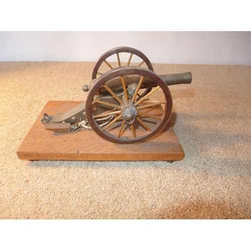 381 - A BRASS BARRELED MODEL OF AN EARLY 19TH CENTURY NAPOLEONIC CANNON, MOUNTED ON A WOODEN CARRAIGE WITH... 