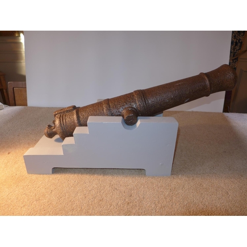 385 - A LARGE LATE 18TH/EARLY 19TH CENTURY CAST IRON SIGNALLING CANNON, 67CM BARREL MOUNTED ON A PAINTED W... 