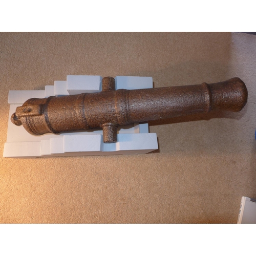 385 - A LARGE LATE 18TH/EARLY 19TH CENTURY CAST IRON SIGNALLING CANNON, 67CM BARREL MOUNTED ON A PAINTED W... 