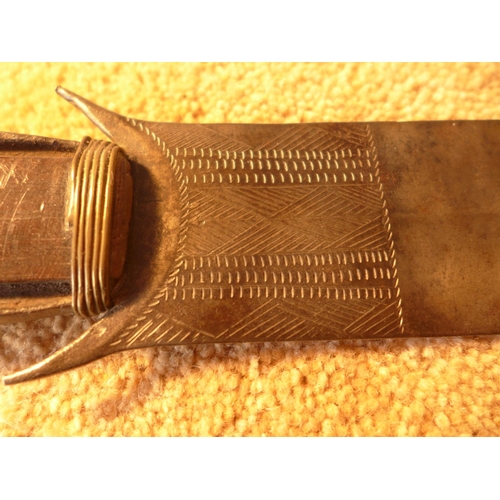 386 - AN AFRICAN KNIFE, 28CM BLADE WITH INCISED DECORATION, WOODEN GRIP, TOTAL LENGTH 43CM