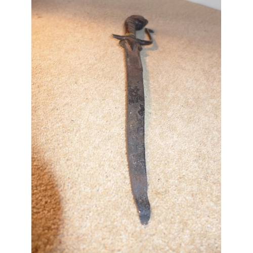 387 - A FAR EASTERN KNIFE, 29CM BLADE, WITH CARVED WOODEN GRIP IN THE FORM OF A TIGERS HEAD