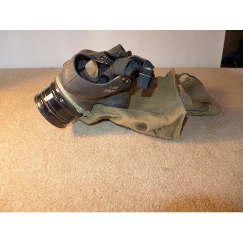 390 - A WORLD WAR II GAS MASK AND BAG