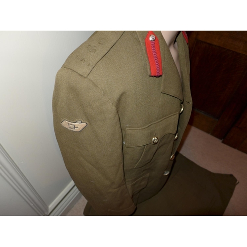 400 - A ROYAL TANK REGIMENT OFFICERS UNIFORM COMPRISING A JACKET WITH MEDAL RIBBONS FOR MILITARY CROSS 193... 