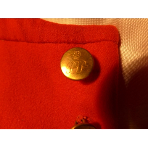 402 - AN OFFICERS MESS JACKET AND WAISTCOAT FOR THE ROYAL TANK REGIMENT, WITH CAPTAINS GOLD BULLION PIPS, ... 