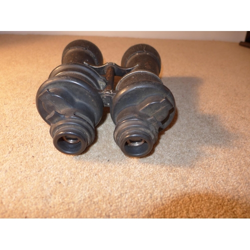 407 - A PAIR OF WORLD WAR II PERIOD KRIEGSMARINE 7X50 BINOCULARS BY EITHER CARL ZEISS OR LEITZ, THE BINOCU... 