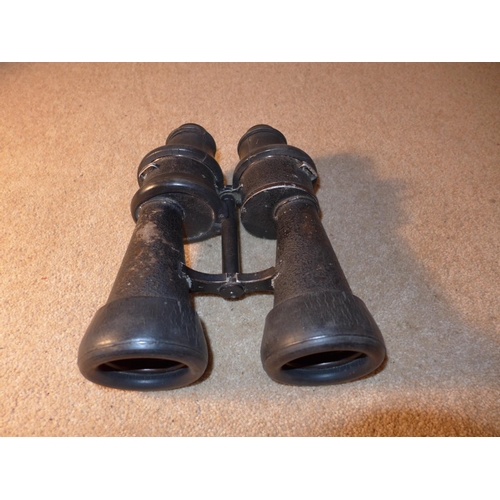 407 - A PAIR OF WORLD WAR II PERIOD KRIEGSMARINE 7X50 BINOCULARS BY EITHER CARL ZEISS OR LEITZ, THE BINOCU... 