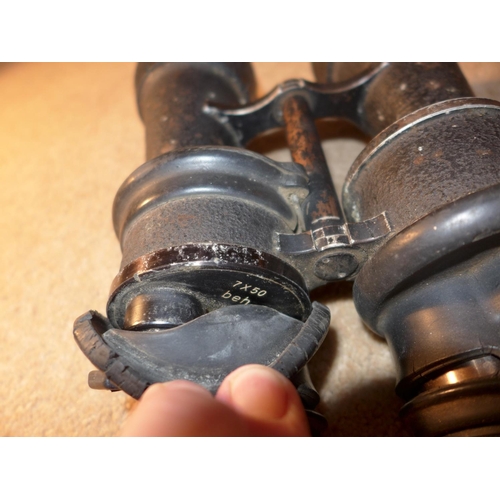 407 - A PAIR OF WORLD WAR II PERIOD KRIEGSMARINE 7X50 BINOCULARS BY EITHER CARL ZEISS OR LEITZ, THE BINOCU... 