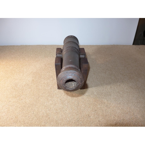 415 - A LATE 19TH CENTURY CAST IRON SIGNALLING CANNON, 43CM BARREL MOUNTED ON A MAHOGANY FRAME