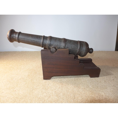 415 - A LATE 19TH CENTURY CAST IRON SIGNALLING CANNON, 43CM BARREL MOUNTED ON A MAHOGANY FRAME