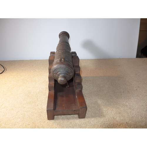 415 - A LATE 19TH CENTURY CAST IRON SIGNALLING CANNON, 43CM BARREL MOUNTED ON A MAHOGANY FRAME