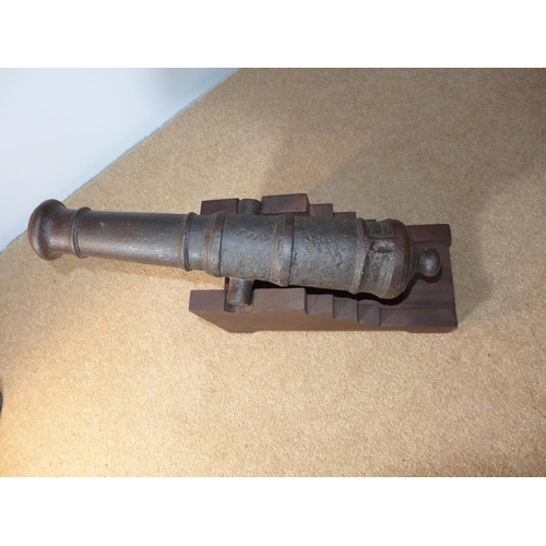 415 - A LATE 19TH CENTURY CAST IRON SIGNALLING CANNON, 43CM BARREL MOUNTED ON A MAHOGANY FRAME