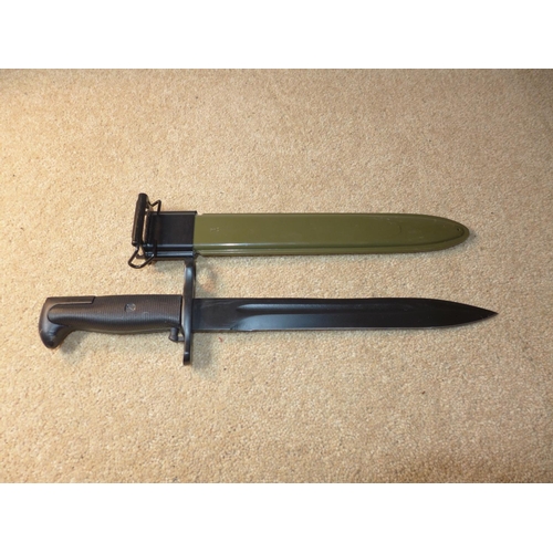 419 - A MODERN U.S.A. M1 BAYONET, 25CM BLADE AND GREEN PAINTED SCABBARD