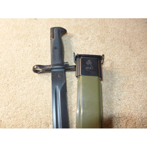 419 - A MODERN U.S.A. M1 BAYONET, 25CM BLADE AND GREEN PAINTED SCABBARD