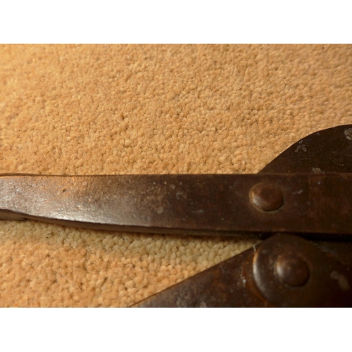 422 - A PAIR OF EARLY 20TH CENTURY BRITISH ARMY WIRE CUTTERS, LENGTH 36CM