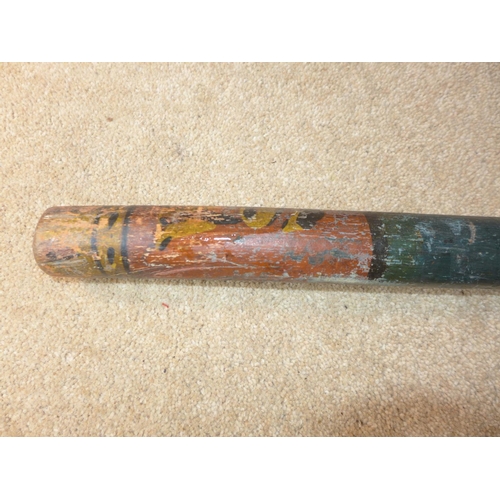 428 - A VICTORIAN WOOD TRUNCHEON, LENGTH 55.5CM, WITH PAINTED DECORATION OF QUEEN VICTORIAS CYPHER AND S.4... 