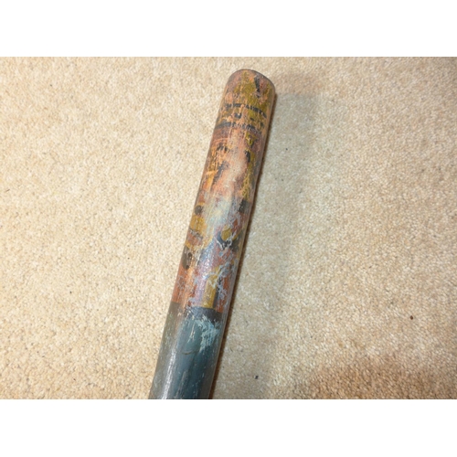 428 - A VICTORIAN WOOD TRUNCHEON, LENGTH 55.5CM, WITH PAINTED DECORATION OF QUEEN VICTORIAS CYPHER AND S.4... 