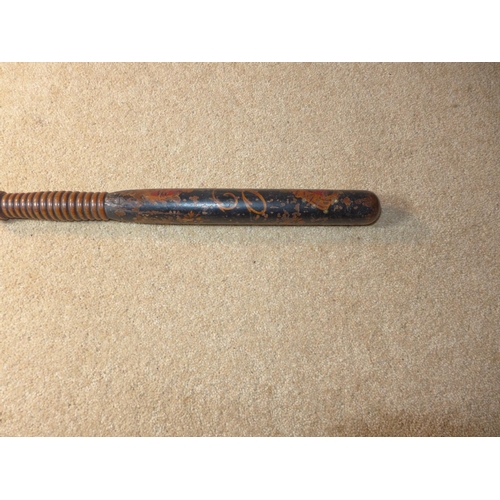 429 - A VICTORIAN HARDWOOD TRUNCHEON, LENGTH 38.5CM, WITH PAINTED DECORATION OF QUEEN VICTORIAS CYPHER AND... 