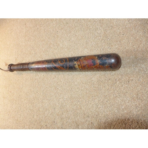 429 - A VICTORIAN HARDWOOD TRUNCHEON, LENGTH 38.5CM, WITH PAINTED DECORATION OF QUEEN VICTORIAS CYPHER AND... 