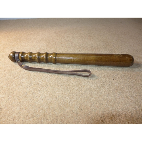 430 - A WOOD POLICEMANS TRUNCHEON, LENGTH 40CM, WITH LEATHER WRIST ATTACHMENT