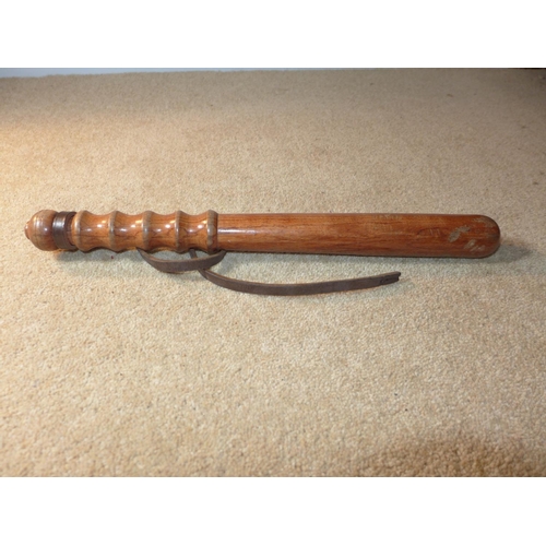 431 - A WOOD POLICEMANS TRUNCHEON, LENGTH 40CM, WITH LEATHER WRIST ATTACHMENT