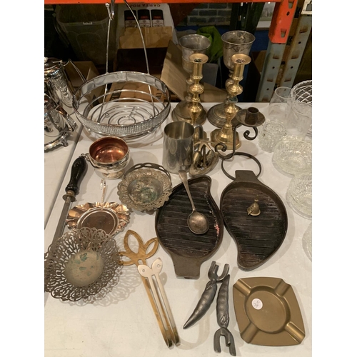 865 - A LARGE QUANTITY OF METAL WARE TO INCLUDE THREE SILVER PLATED TRAYS, CANDLE STICKS ETC.