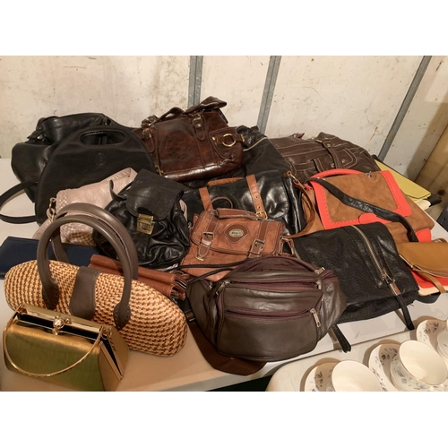 872 - A LARGE ASSORTMENT OF VINTAGE AND RETRO HANDBAGS, SOME LEATHER