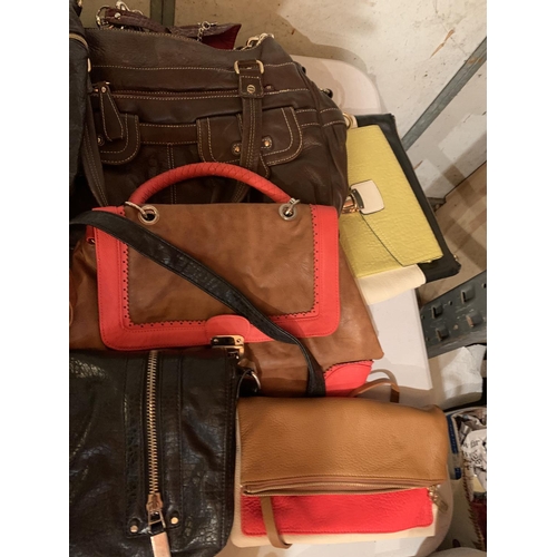 872 - A LARGE ASSORTMENT OF VINTAGE AND RETRO HANDBAGS, SOME LEATHER