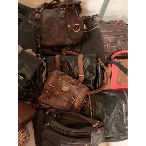 872 - A LARGE ASSORTMENT OF VINTAGE AND RETRO HANDBAGS, SOME LEATHER